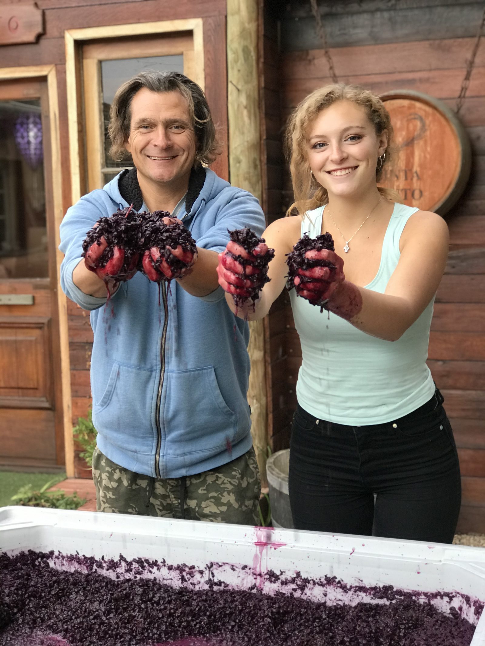 La familia de Tinta Tinto celebrando en el viñedo