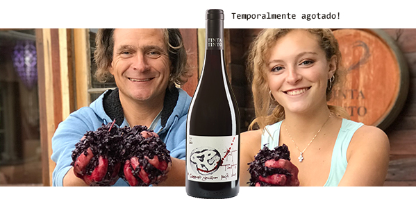 Roberto y su hija durante la cosecha, con racimos de Cabernet Sauvignon recién cortados