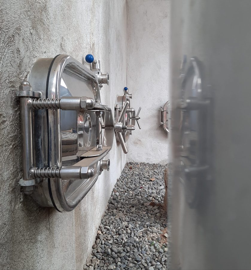 Estanques de acero inoxidable de la bodega